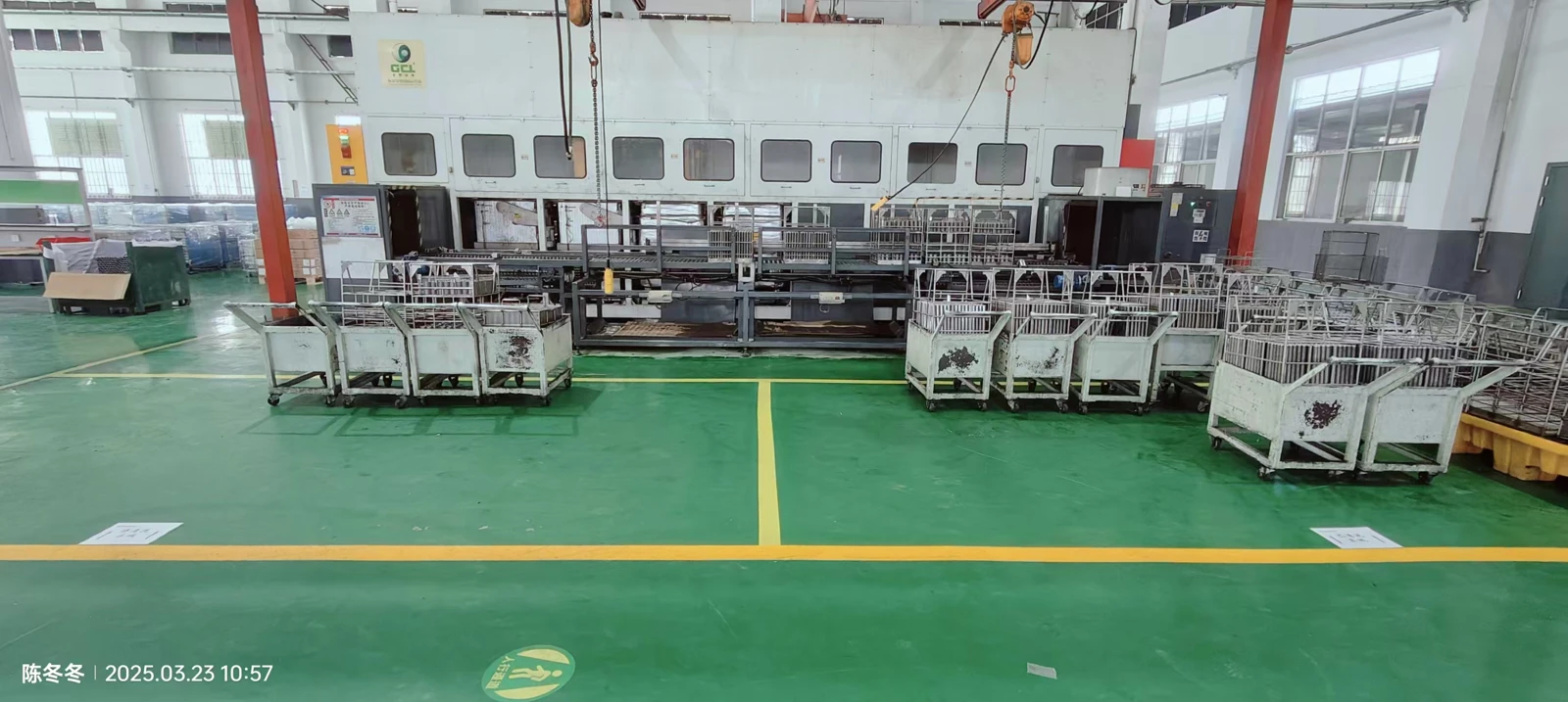 Vacuum hydrocarbon cleaning
